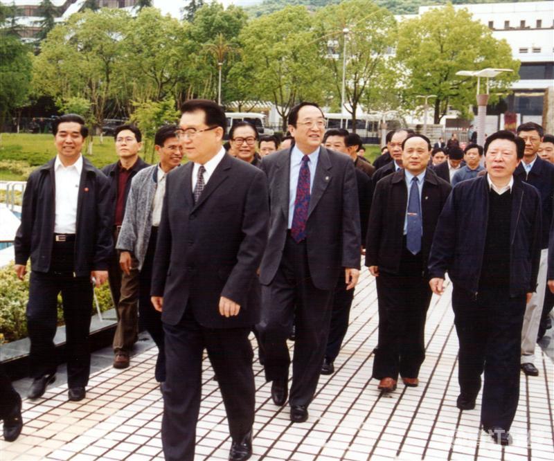 2003年5月，中共中央政治局常委李長春視察清江