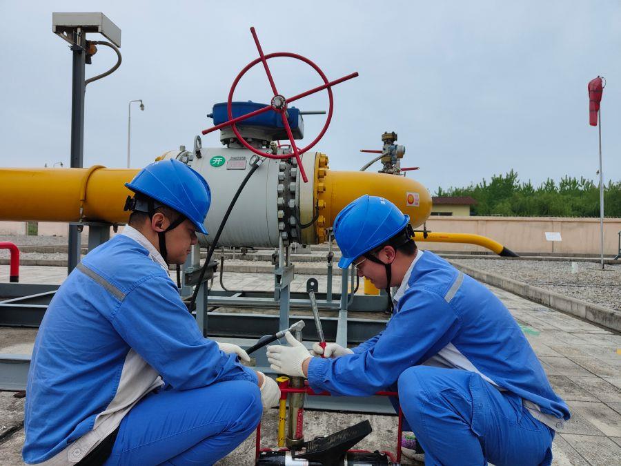 鄂西南維搶隊進行閥門注脂清洗作業(拍攝:胡振浩) 鄂西南維搶隊進行閥門注脂清洗作業(拍攝:胡振浩)