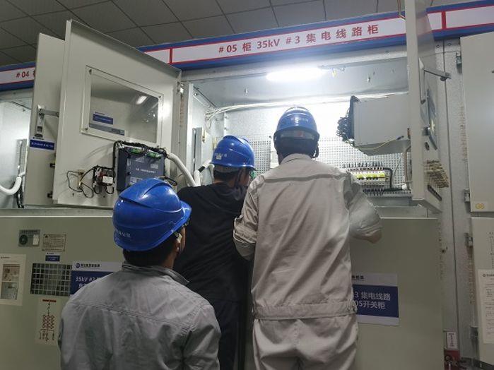 檢修員正在對電流互感器進行直流電阻測試(攝影:任青清) 檢修員正在對電流互感器進行直流電阻測試(攝影:任青清)