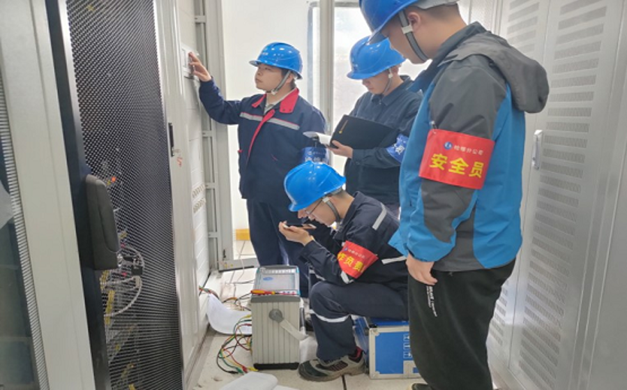 現場旁站監督（攝影：牟琴）