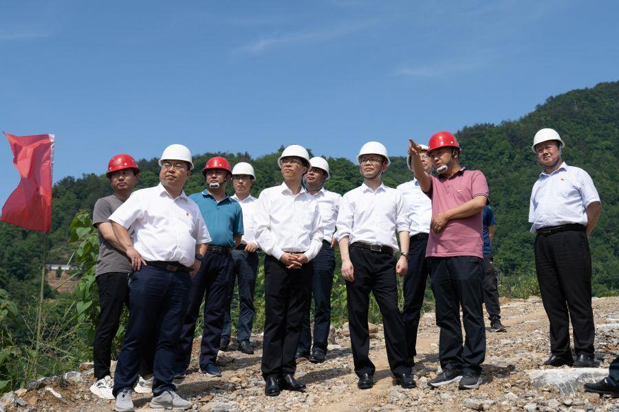 朱承軍考察峽洞巖大橋項(xiàng)目施工情況(楊海青 攝) 朱承軍考察峽洞巖大橋項(xiàng)目施工情況(楊海青 攝)