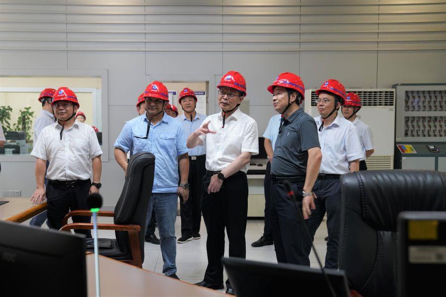 調研隔河巖電廠中控室（攝影：楊海青）