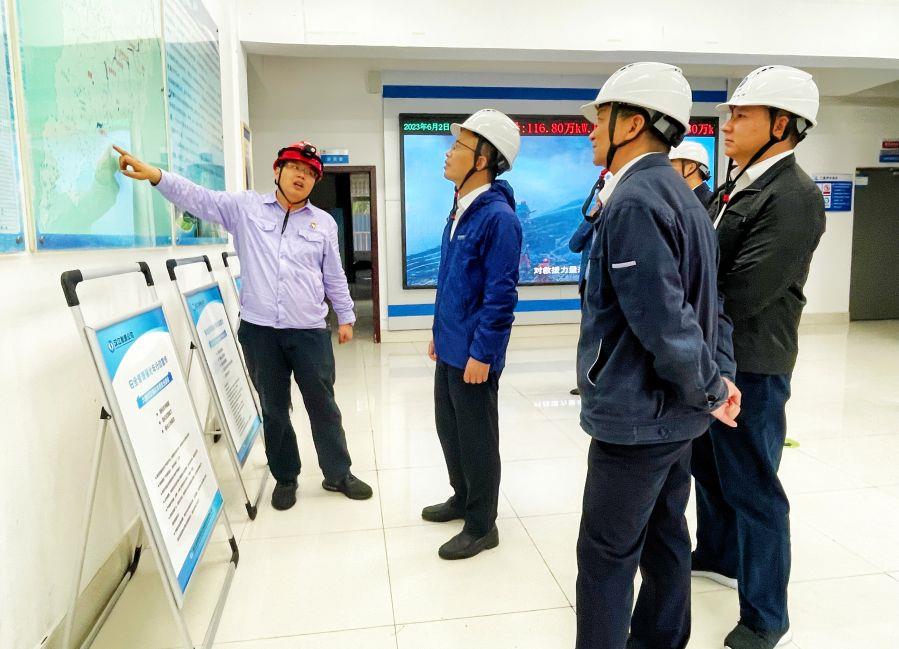 三里坪電站調(diào)研現(xiàn)場(攝影:李艷華) 三里坪電站調(diào)研現(xiàn)場(攝影:李艷華)