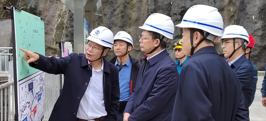 涂山峰10月9日調(diào)研溇水水電公司(溇水水電公司供稿) 涂山峰10月9日調(diào)研溇水水電公司(溇水水電公司供稿)